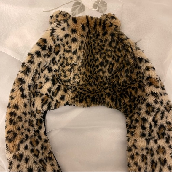 Faux Fur Animal hat with hand pockets - Picture 5 of 6